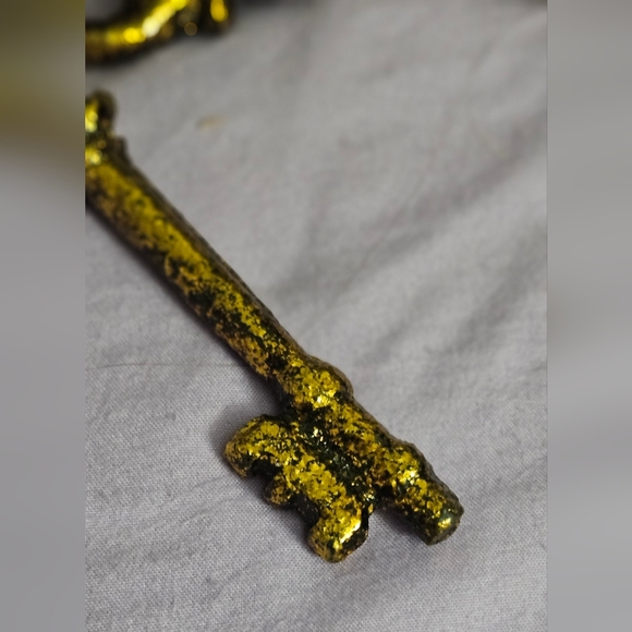 Vintage Style Gold Skeleton Keys - Picture 3 of 4